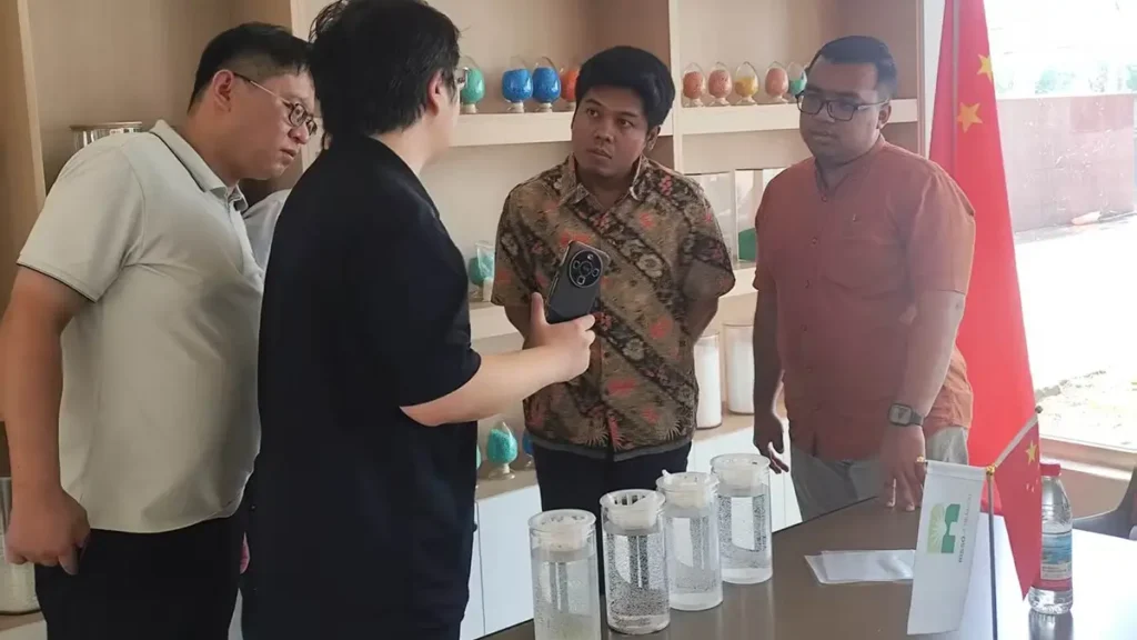 risso-controlled-release-fertilizer-demo-for-indonesian-visitors-03