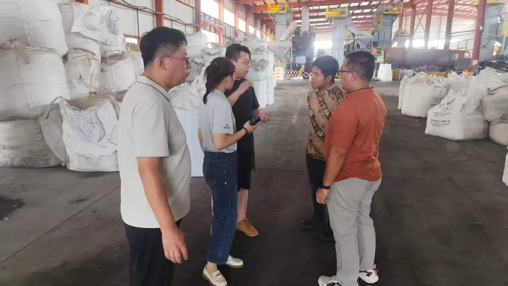risso-staff-introducing-fertilizer-production-line-to-indonesian-partners-06